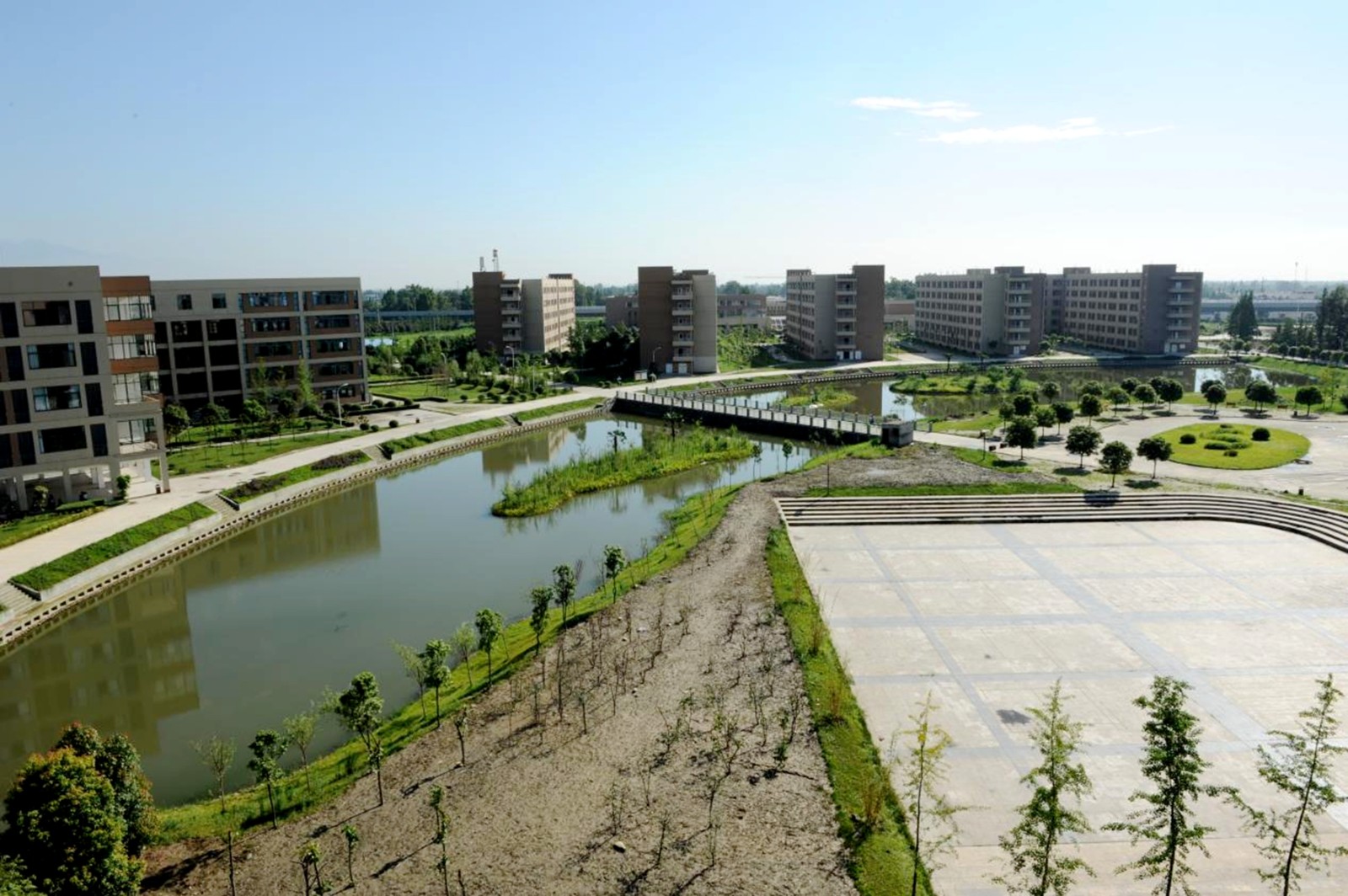 颜静22013年的校园学术报告厅旧址_副本.jpg