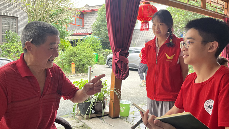 团队成员向村民宣传习近平总书记关于乡村振兴的重要论述 beat365正版唯一官网黄超供图.jpg